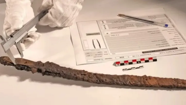 O artefato possui 46 cm de comprimento e ao século X, ainda na era medieval.