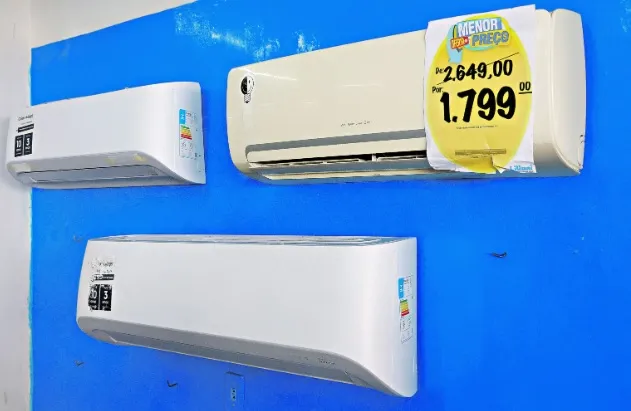 Placas de promoções buscam conquistar os clientes.