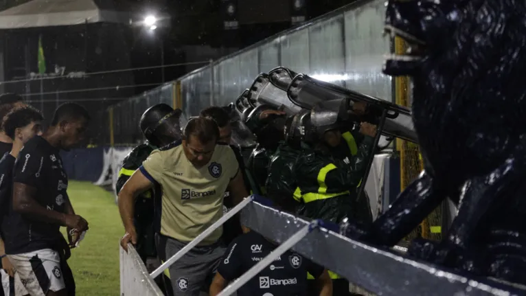 Jogadores do Remo precisaram de proteção policial para deixar o gramado do Baenão, após derrota para o São Bernardo.