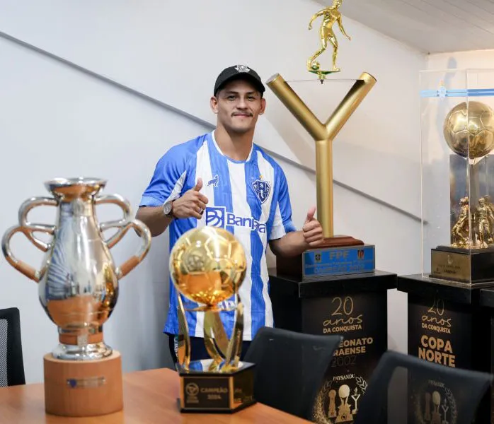 Leony não perdeu a oportunidade de visitar a sala de troféus do Paysandu.