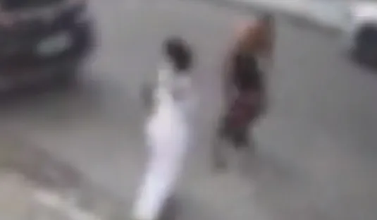 Imagem mostra as pessoas em situação de rua brigando entre eles