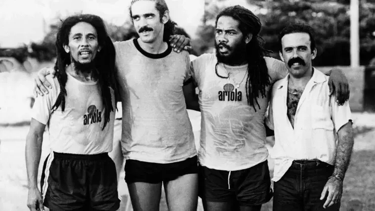 Bob Marley ao lado de Moraes Moreira no campo do Poltheama, em 1980.