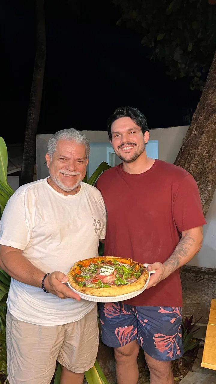 Os chefs Carmelo Procópio, pai e filho, fazem sucesso neste verão no Atalaia com a Pizza do Marujos-Farol Velho, também com delivery. Pizza de fermentação longa gourmetizada.