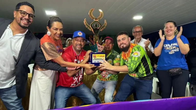 Representantes da Império Pedreirese (de vermelho a esquerda) e Bole Bole levantam a taça de campeões do carnaval 2024