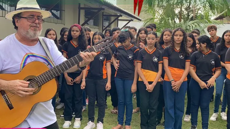 Salomão Habib e os alunos do projeto "Cantarolar Amazônia" da Escola Estadual Aldebaro Klautau.