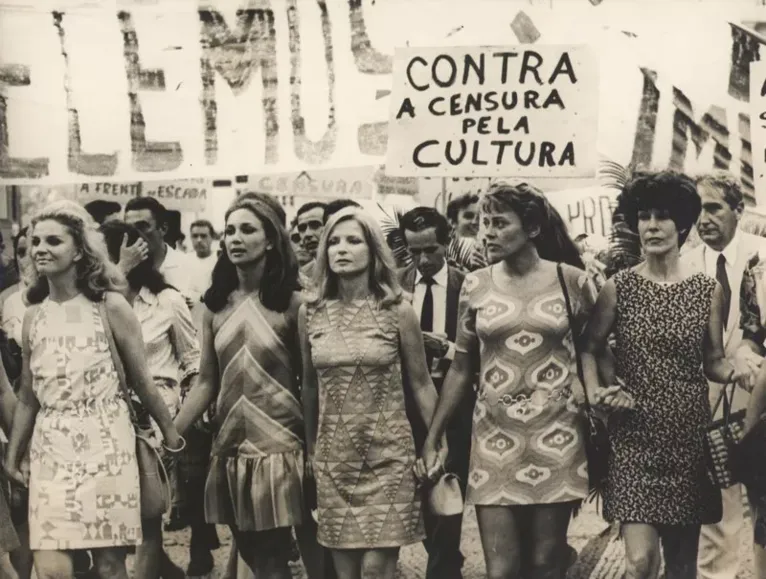 Foto com atrizes usada por Regina