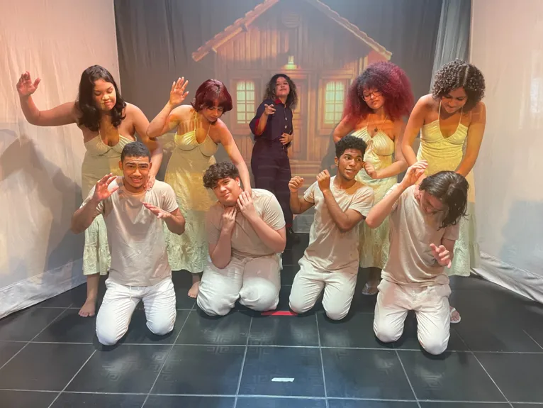 Turma de Prática de Montagem Juvenil do Espaço das Artes de Belém apresenta comédia livre que fala sobre como o amor pode prevalecer entre personalidades opostas