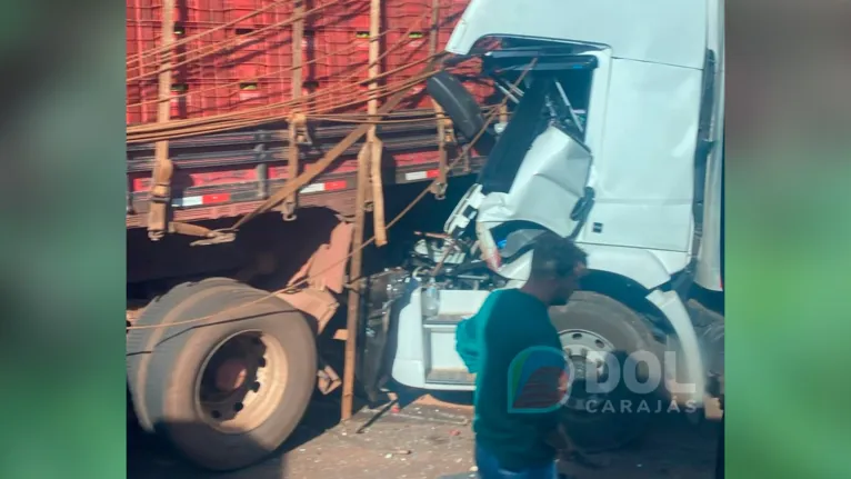 Carro em que a família viajava ficou prensado entre os dois caminhões