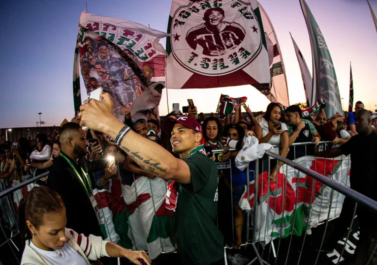 Thiago Silva foi recebido com festa da torcida tricolor na manhã desta sexta-feira (7), no Rio.