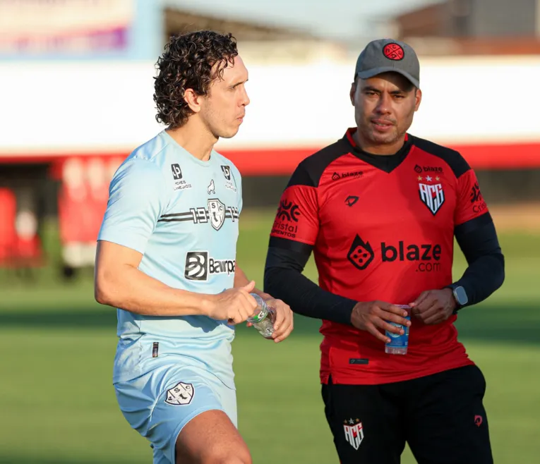 Nicolas e Jair Ventura bateram papo durante visita do Atlético-GO à delegação bicolor.