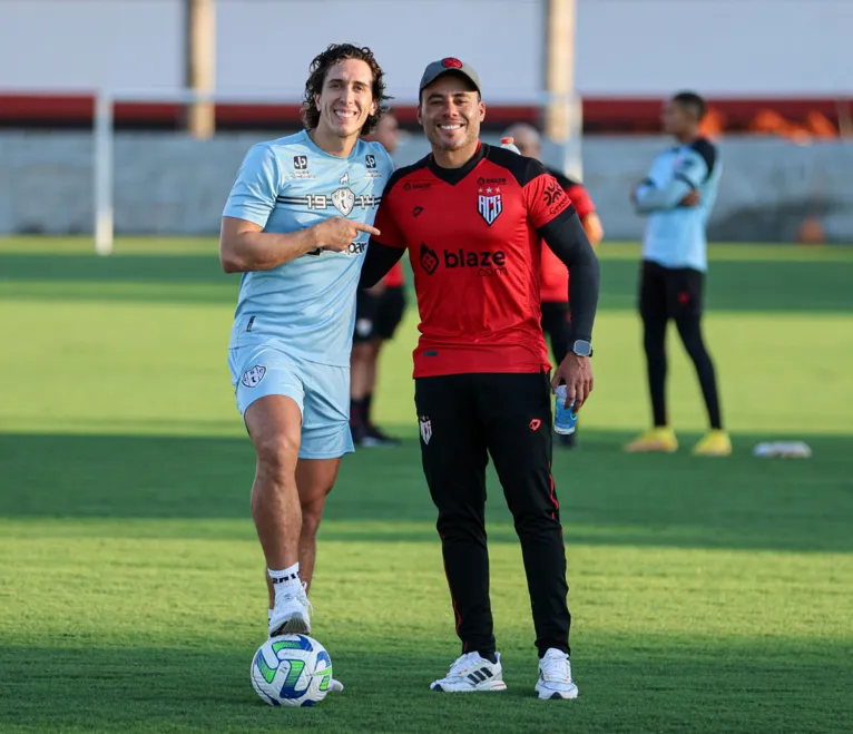 Nicolas posa para foto ao lado de Jair Venura, técnico do Atlético-GO.