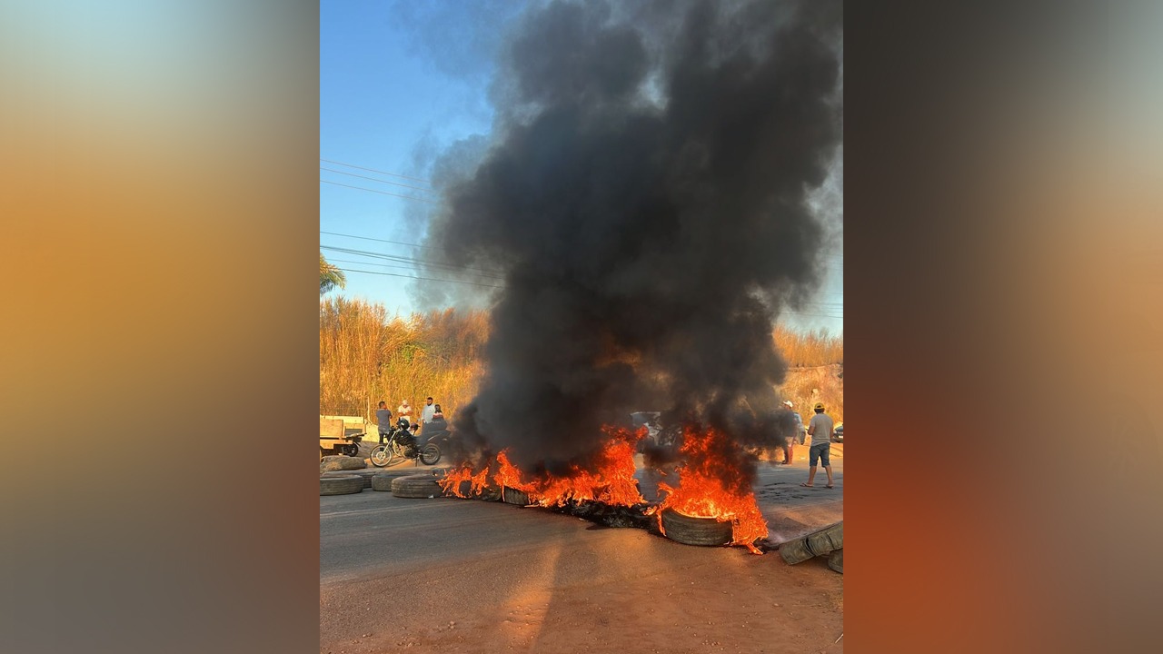 Protesto bloqueia BR-230 em Ponta de Pedras