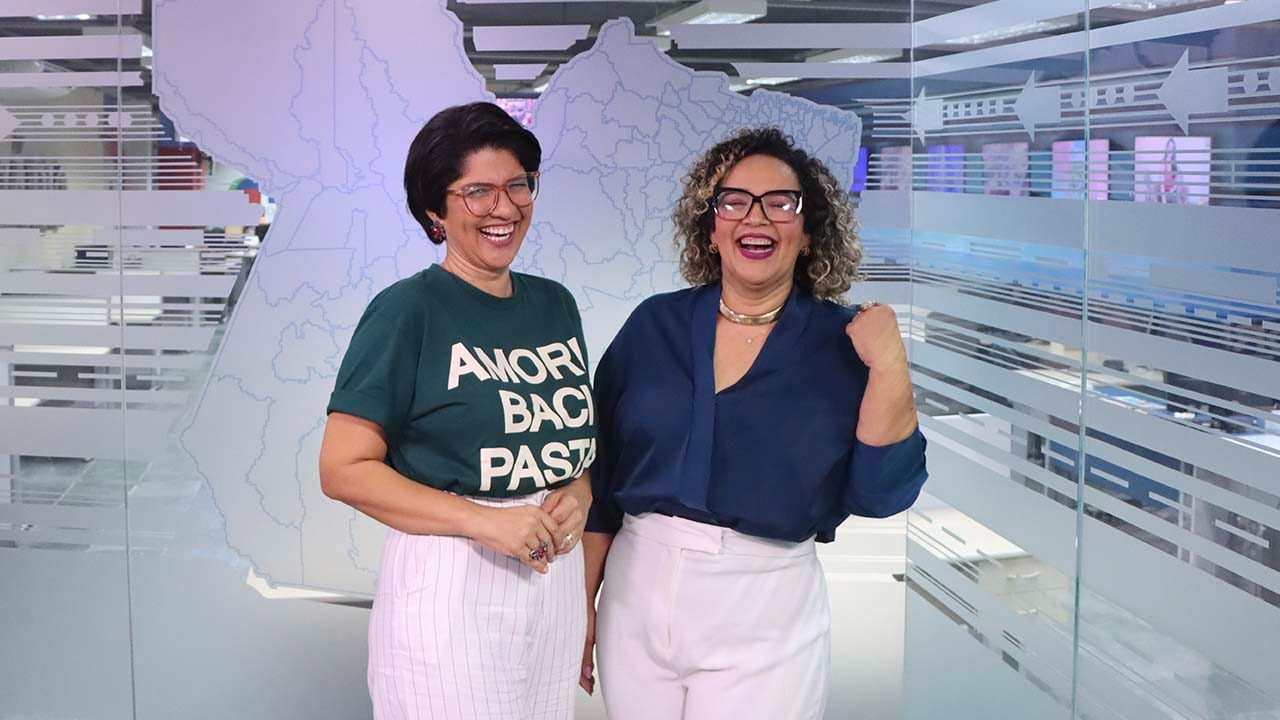 Priscila Belfort e Janne Laura no estúdio da RBA TV após a gravação do episódio.