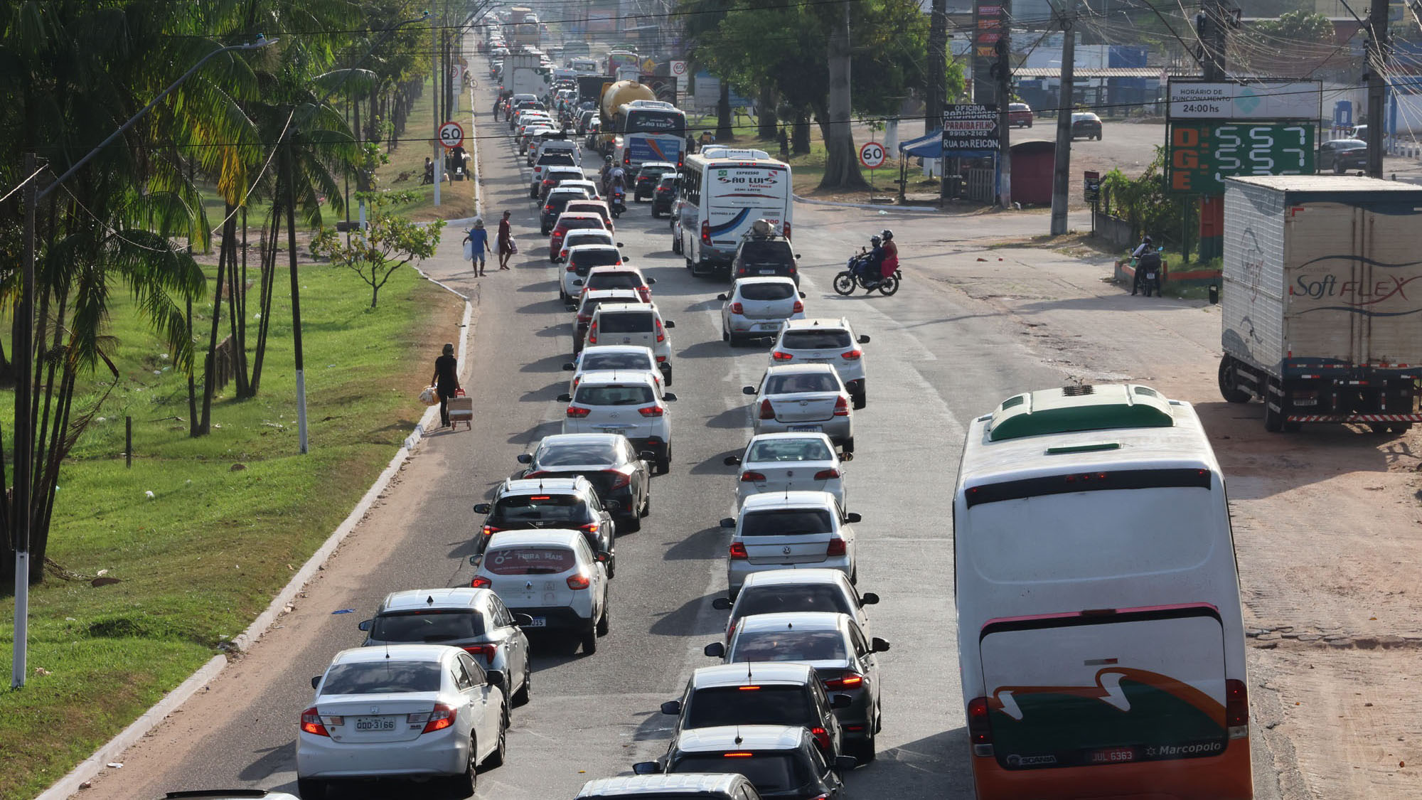 Lentidão no trânsito apenas no KM 18 da BR, no final da tarde deste domingo (28).