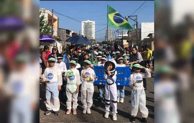 Crianças usam desfile para alertar sobre uso da tecnologia