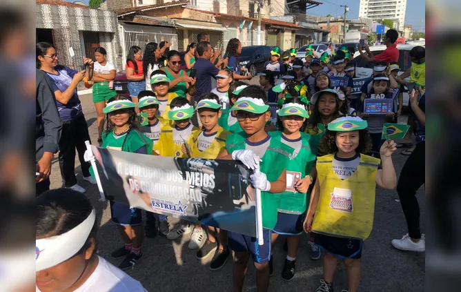 Crianças usam desfile para alertar sobre uso da tecnologia