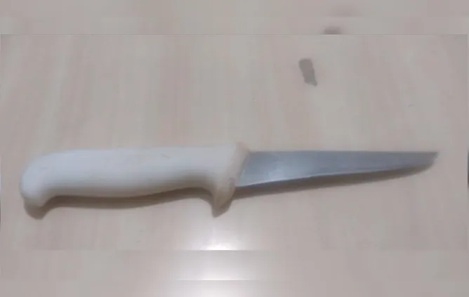 Arma apreendida com o suspeito, que supostamente teria sido utilizada no crime.