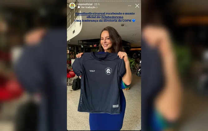 Paolla Oliveira posa com a camisa oficial do Clube do Remo, que ganhou do COPM.