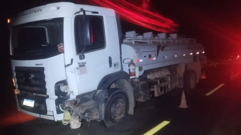 Perto da vila Carapanã, eles colidiram, frontalmente, com um caminhão-tanque.