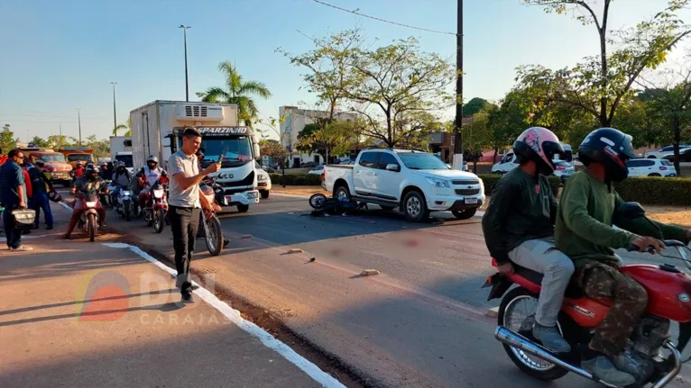 Moto ficou embaixo de caminhonete