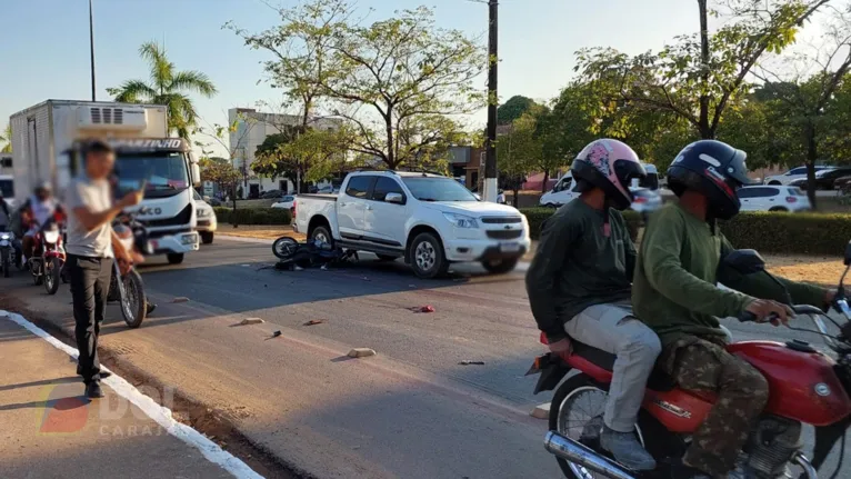 Moto ficou embaixo da caminhonete a uns 200 metros atrás de onde a carreta parou com o corpo da vítima