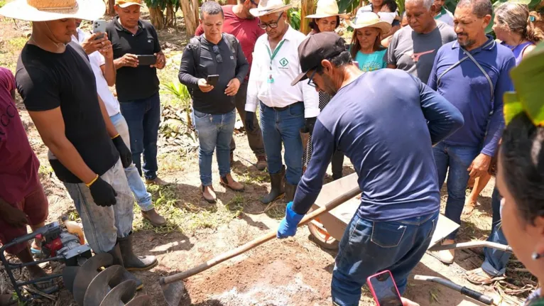 Uma das técnicas foi o preparo de plantio de frutas, usando adubação orgânica e mineral, e como abrir cova manualmente, utilizando cavadeira articulada e motorizada