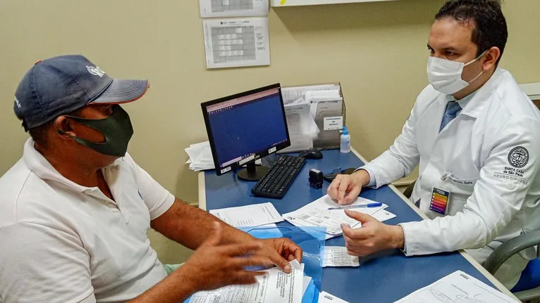 O neurocirurgião e neurorradiologista intervencionista, Márcio Costa, especialista no tratamento de aneurismas na unidade, alerta para os riscos da doença