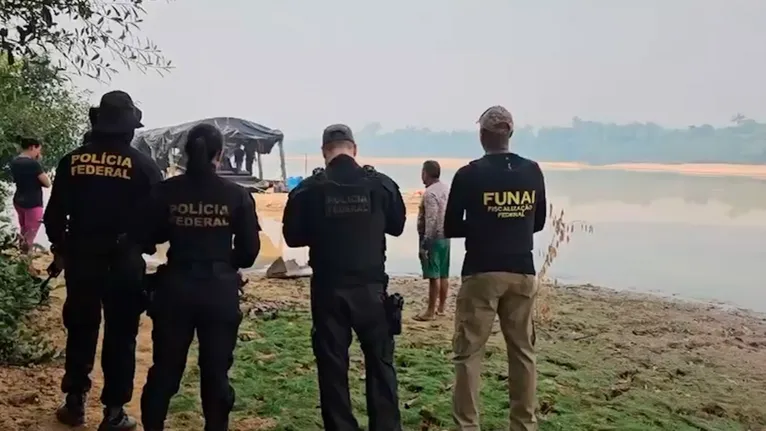 Polícia Federal encontrou uma balsa de garimpo de ouro dentro da Terra Indígena Kayapó.