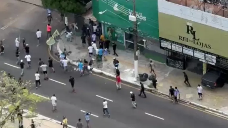 Momento em que torcedores do Paysandu correm atrás de rivais