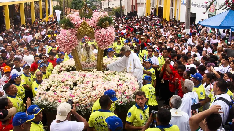 O ponto alto da celebração aconteceu por volta das 12h, quando a imagem chegou ao seu destino final