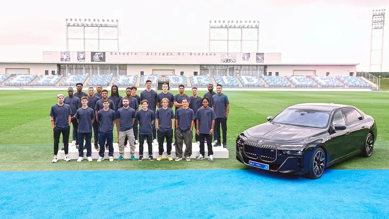 Já pensou em ser jogador do maior clube do mundo, cheio do dinheiro e ainda ganhar BMW de presente?