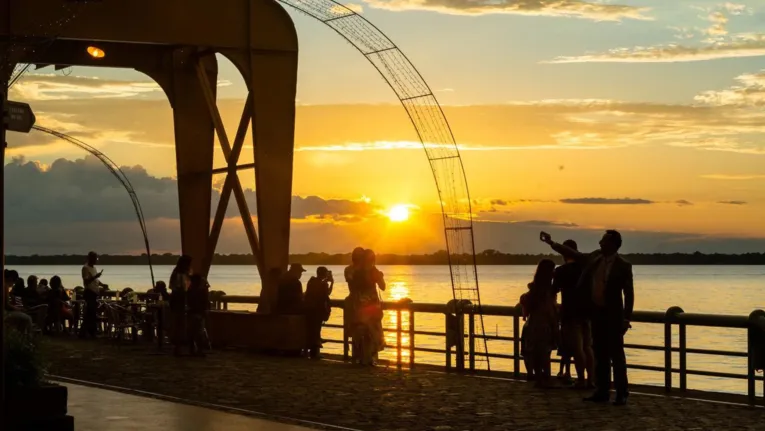 O belo pôr-do-sol pode ser visto com o pai na Estação