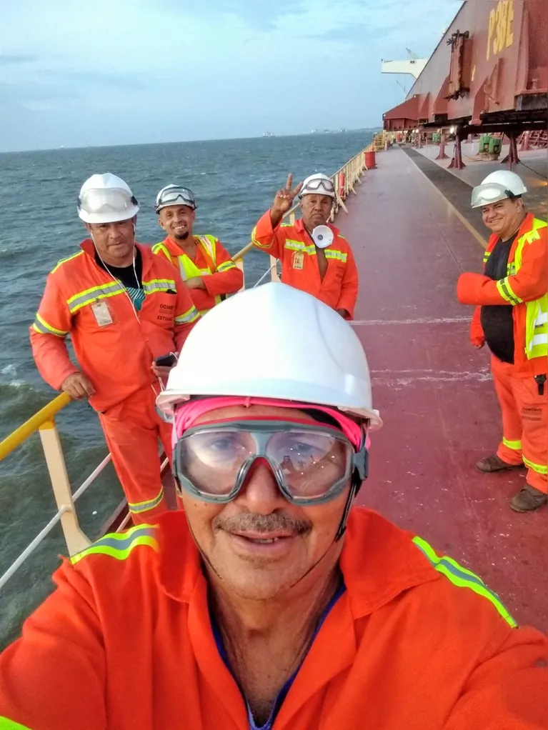 Seu Isaías (na frente), com outros amigos de estiva no porto de Vila do Conde