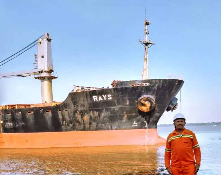 Seu Isaías tem 44 anos como estivador. Na foto, aparece no porto de Belém