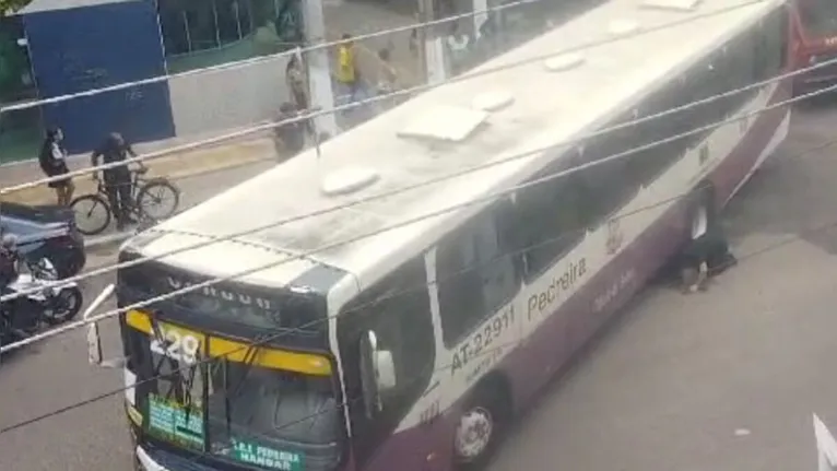 Ônibus que atropelou o estudante fazia curva no cruzamento da rua dos Tamoios com a travessa dos Apinagés