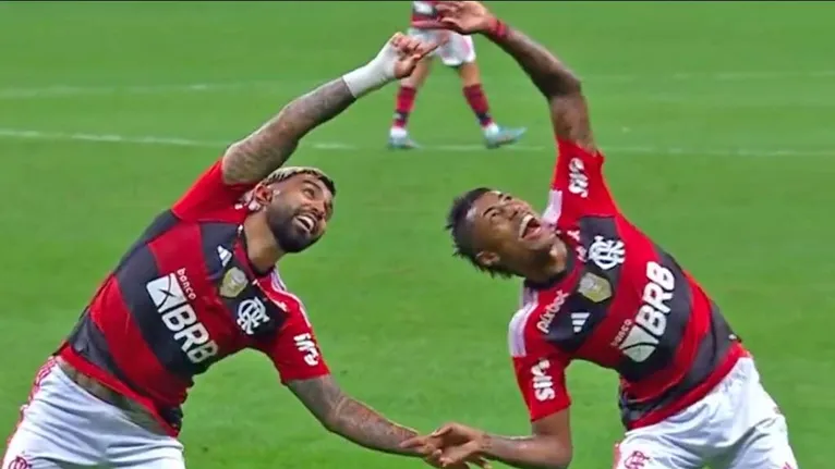 Gabigol e Bruno Henrique em comemoração tradicional