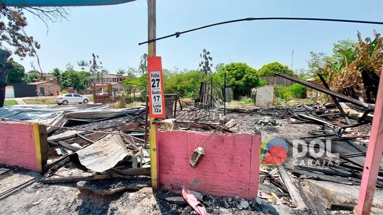 A perícia está investigando as causas do incêndio que destruiu os imóveis