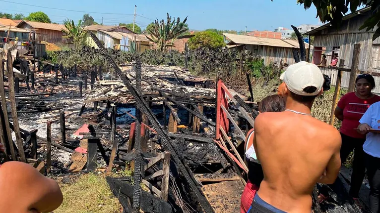 As chamas avançaram rapidamente, atingindo um total de quatro residências, que foram completamente destruídas.