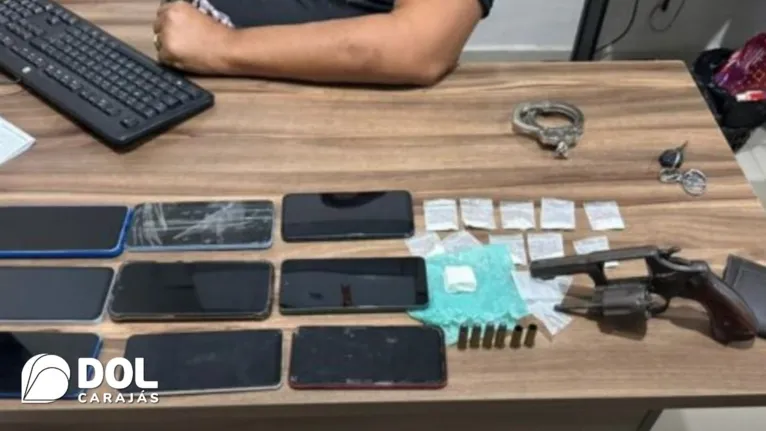 Armas e celulares apreendidos pela polícia durante a ação