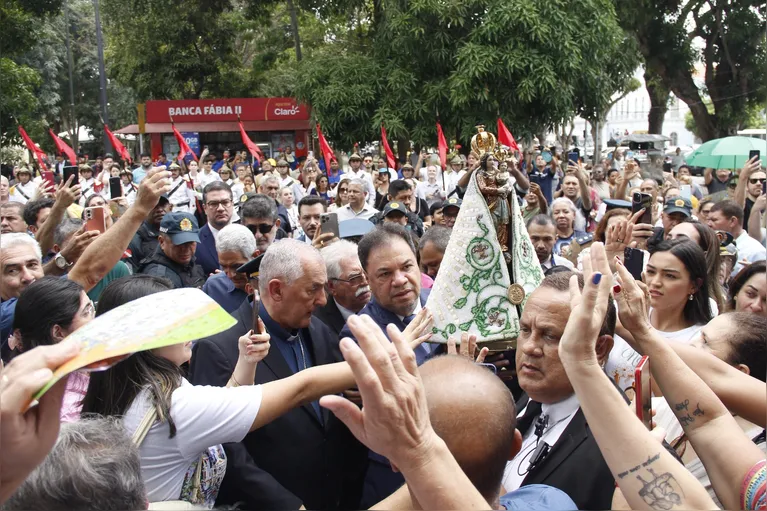 Imagem peregrina de Nossa Senhora de Nazaré chega a sede da Alepa nas mãos do presidente deputado Chicão.