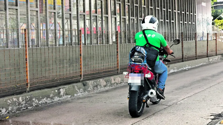 Flagrante de um motociclista na via expressa.