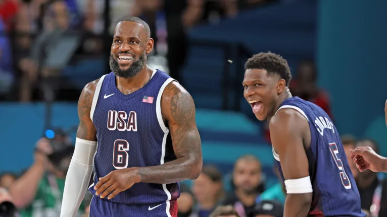 LeBron se divertindo com Anthony Edwards durante o jogo