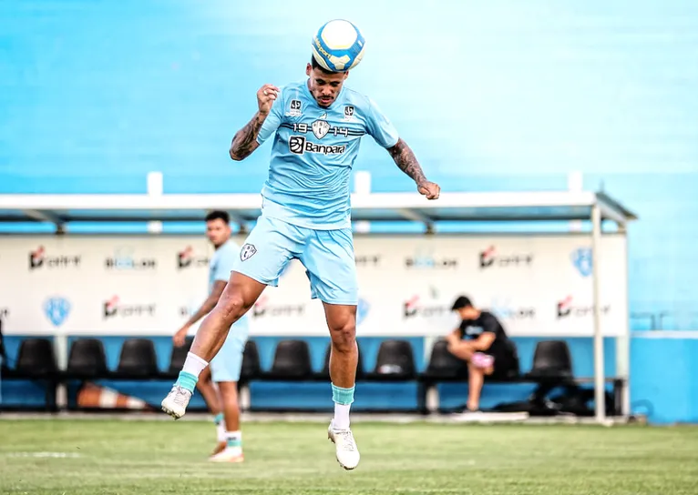 "Quem treina, joga!", Luan Freitas em treino do Paysandu, fazendo o movimento do gol contra a Chapecoense