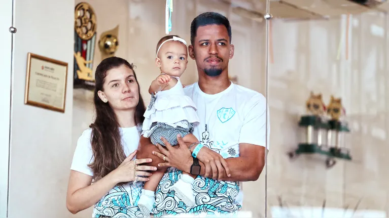 Família do goleiro atenta à chegada da Santa