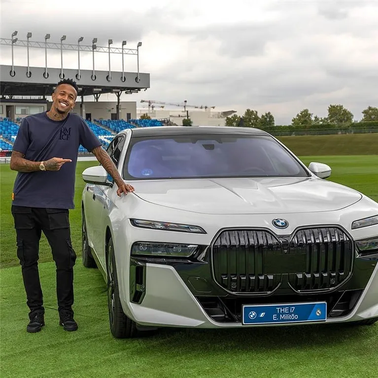 Militão posando a sua BMW i7 xDrive60