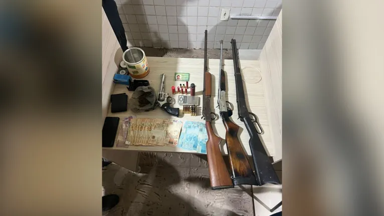 Armas e drogas apreendidas com o suspeito, que é foragido do Maranhão