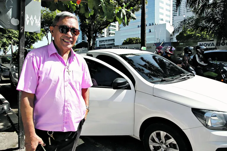 Taxista Lúcio Borges, de 65 anos