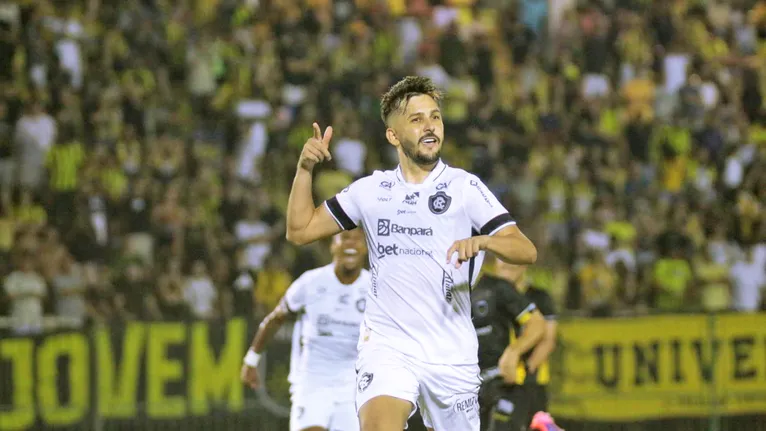 Pavani comemorando gol contra o Volta Redonda, pelo quadrangular