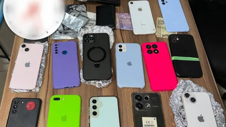 Foram encontrados 13 aparelhos celulares (7 iPhones, 3 Samsung e 3 Xiaomi), uma certa quantia em dinheiro (R$ 598 e 35 euros).