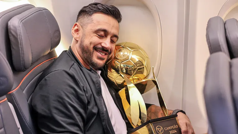 Robinho com a taça do tetracampeonato da Copa Verde do Papão